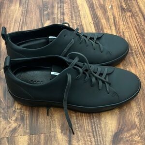 Ecco Black Sneakers with Rubber Sole and Lace-Up Design